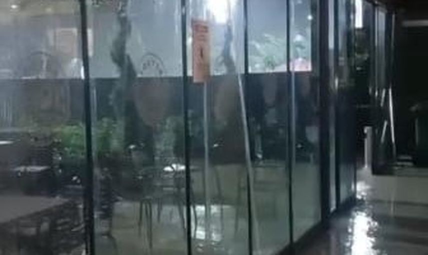 Anadolu yakasını vuran sağanak günlük yaşamı aksattı: yollar göle döndü, kafe su aldı