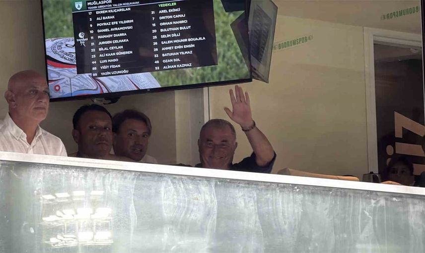 Tribünde dikkatleri çeken Fatih Terim Muğla derbisinde yer aldı