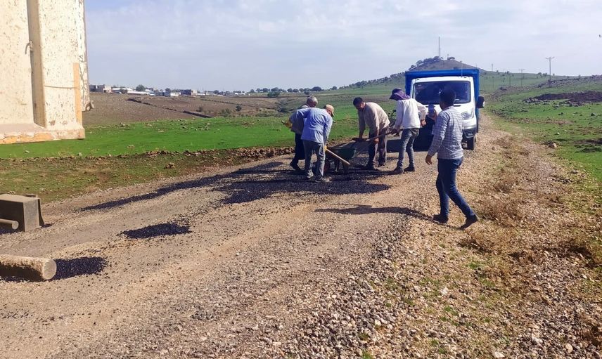 Mahalle sakinleri yağışta bozulan yolu kendi imkanlarıyla onardı