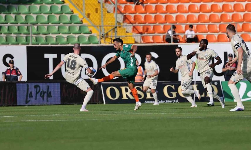Alanya'da dengeler bozulmadı: ilk yarı golsüz eşitlik