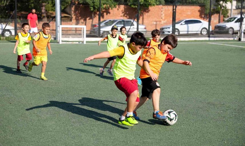 Efeler'de minik futbolcular yeşil sahada yeteneklerini geliştiriyor
