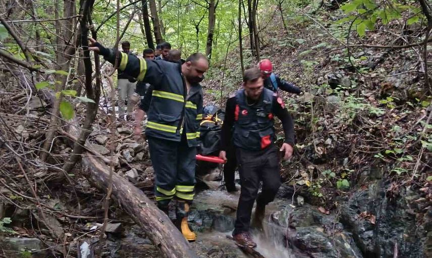 Artvin'de yoldan çıkan araç 400 metrelik uçuruma düştü: sürücü hayatını kaybetti