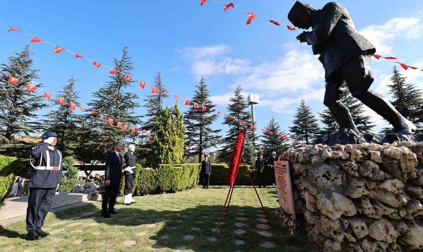 Afyonkarahisar'da zafer bayramı kutlamaları: çelenk sunumu ve valilikte tebrikler