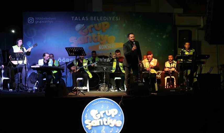 Grup Şantiye yurt bahçesinde öğrencilerle coşkulu gece yaşattı