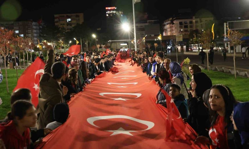 Elazığ’da cumhuriyet coşkusu: fener alayı yürüyüşü