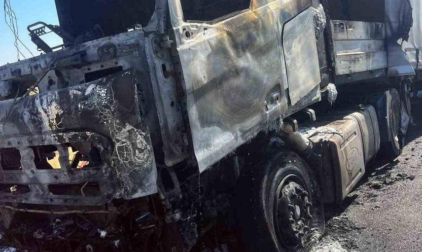 Konya'da seyir halindeki çekiciden yükselen alevler sürücüyü uyarıp aracı kurtardı