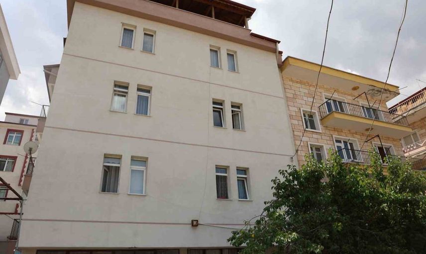 Nevşehir'de yakınlarının ihbarıyla evinde ölü bulunan 47 yaşındaki Atakan Köylü'nün cenazesi morga kaldırıldı