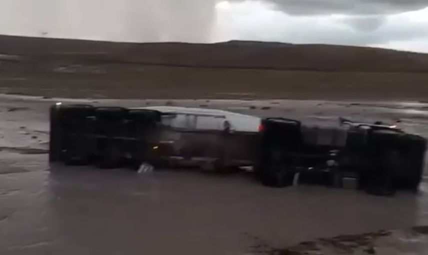 Kuzayca'da aniden bastıran yağış sel riskini gündeme getirdi: tır yan yattı