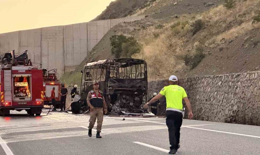 Tünellerde motor yangını Barış Turizm otobüsünü kullanılamaz hale getirdi