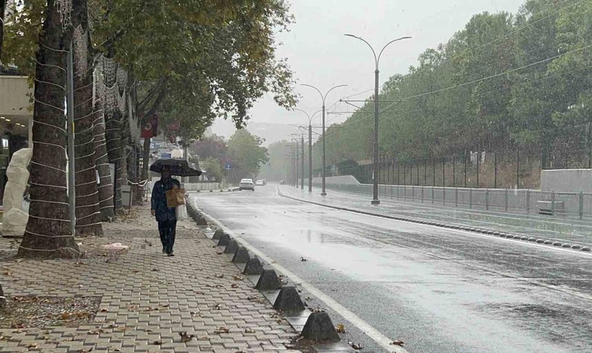 Kocaeli'de sağanak etkisini sürdürürken su baskınları ve rüzgar uyarısı