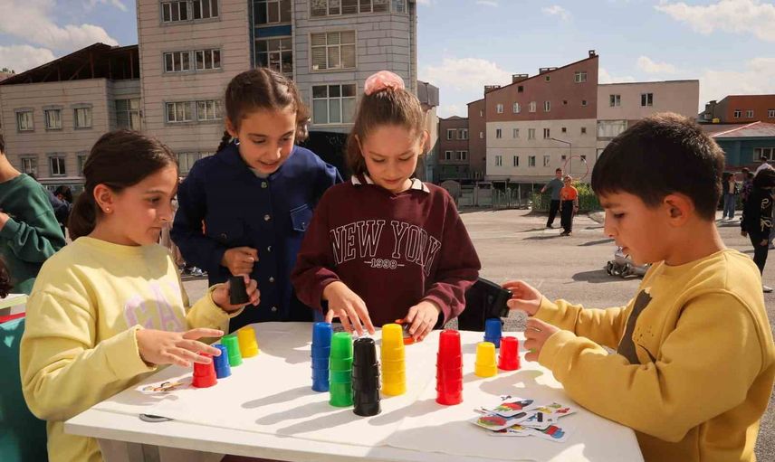 Oyun bahçesinde gelenekler canlanıyor: Bayburt’ta ilkokulda öğrenme şenliği