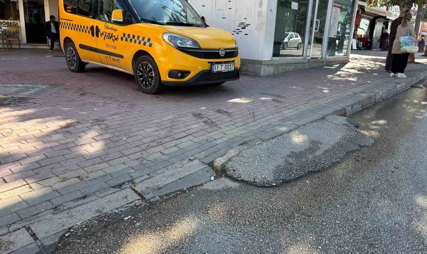 Bilecik'te üç haftadır onarılmayan su patlağı mahalleliyi isyan ettirdi