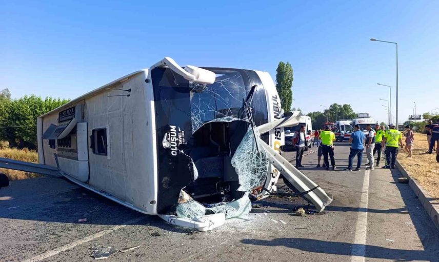 Antalya yolunda devrilen otobüs: 22 yolcunun tedavisi sürüyor