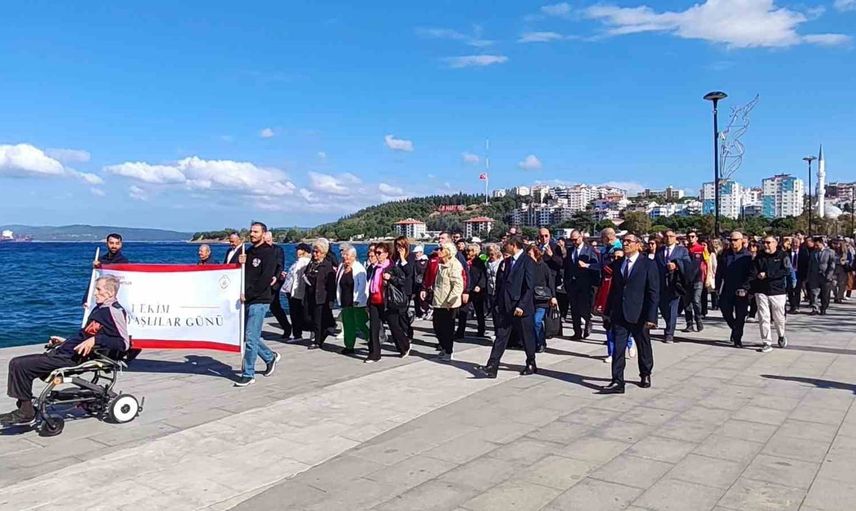 Çanakkale'de yürüyüş ve ziyaretle anıldı: Dünya Yaşlılar Günü'ne dikkat çekildi