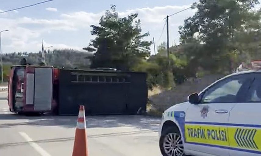 Sinop'ta Hanönü yolunda bariyere çarpan söndürme aracı yan yattı