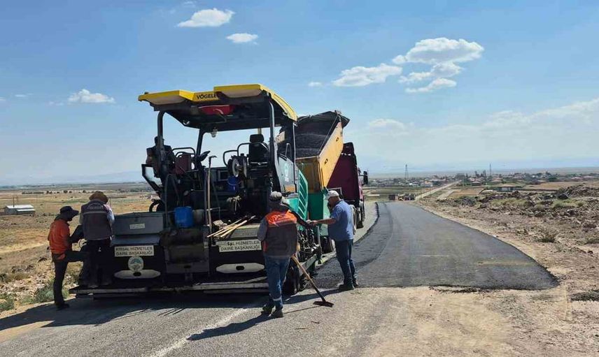 Develi'de kırsal yollar yenileniyor: Kayseri Büyükşehir sıcak asfalt uygulamalarına başladı