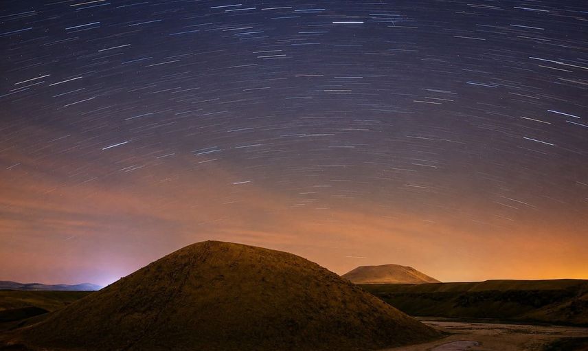 Meke Krater Gölü'nde Perseid meteorları: uzun pozlamalarla yakalanan göksel izler