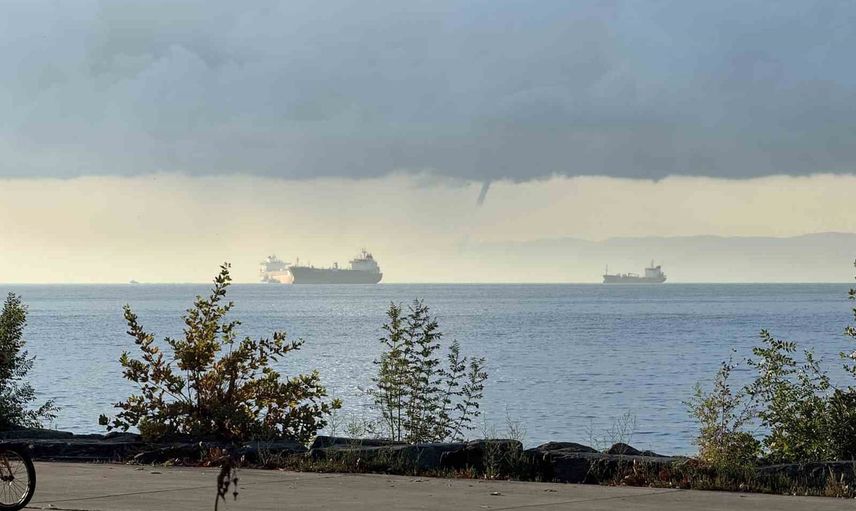 Yalova semalarında gökyüzünde huni oluşturan deniz hortumu kaydedildi