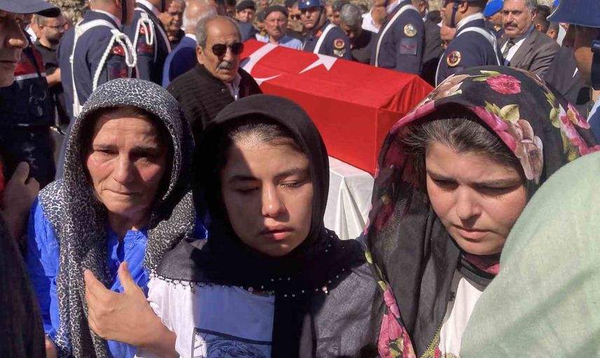 Mersin'de gözyaşlarıyla uğurlandı: uzman çavuş Fahri Ateş toprağa verildi