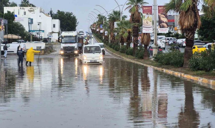 Konacık'ta mazgallar tıkanınca ana yol göle döndü