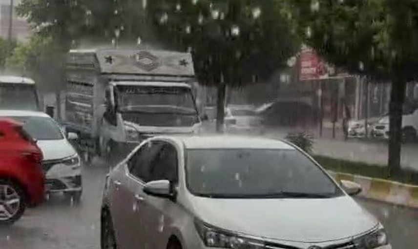 Kahta'da aniden bastıran fındık büyüklüğünde dolu Diyarbakır-Kahta karayolunu beyaza çevirdi