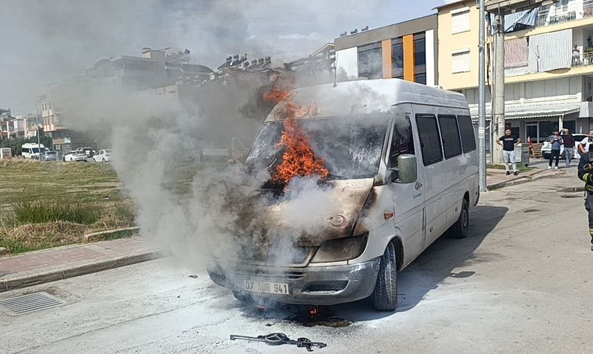 Manavgat'ta alevlerden çıkan Türk bayrağına itfaiyenin nezaketi