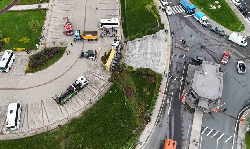 Hasdal bağlantı yolunda hafriyat kamyonu bariyerleri aşıp İSKİ bahçesine düştü