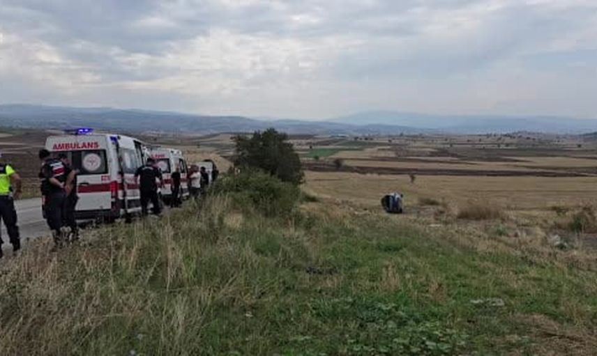 Vezirköprü'de ani kontrolden sonra şarampole yuvarlanan araç: 1'i bebek 3 yaralı