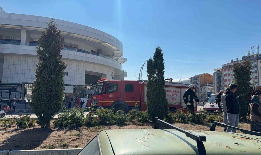 Afyonkarahisar'da kontrolden çıkan otomobil kırmızı ışıkta bekleyen araçlara çarpıp yan yattı