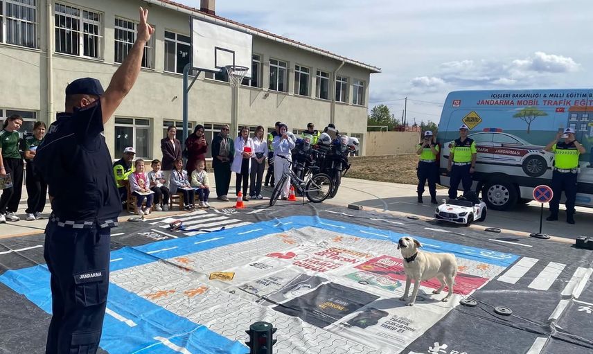 Jandarma ile sahada eğitim: Pınarhisar'da öğrenciler trafikte sorumluluk öğrendi