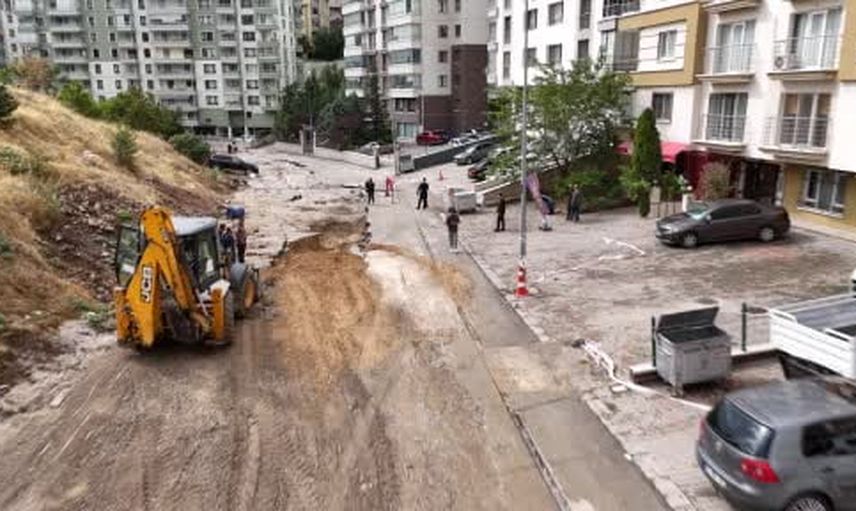 Keçiören'de yağmurun ardından yol çöktü, park halindeki 15 araç zarar gördü