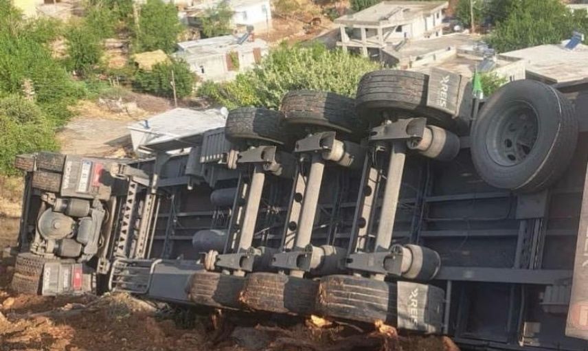 Güzelsu rampasında kontrolden çıkan tır devrildi: bir kişi yaralandı