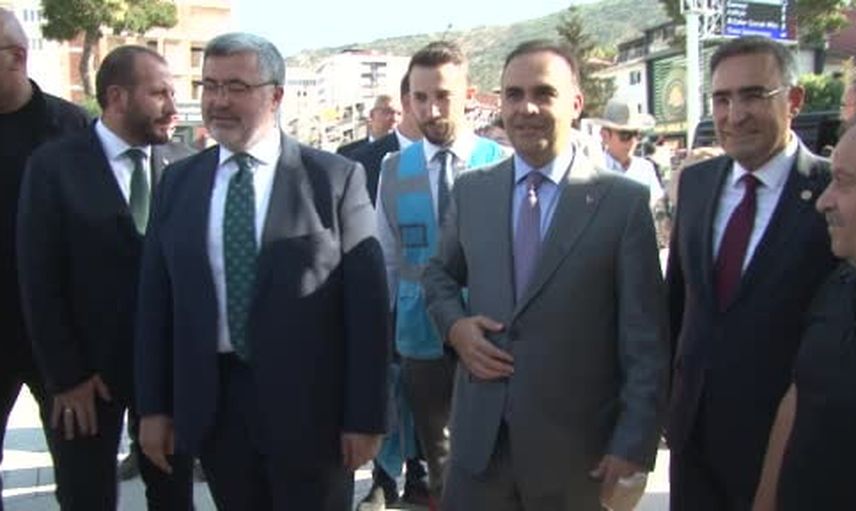 Bakan Kacır Zafer Kent Meydanı'nda vatandaşı partiye kaydetti