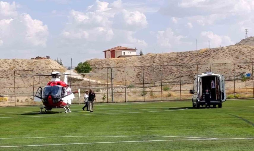 Hava ambulansıyla Darende'den Malatya'ya 97 yaşındaki hasta nakledildi