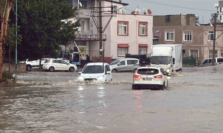 Tarsus'ta sağanak hayatı aksattı, muhtar öğrenciyi kucağında taşıdı