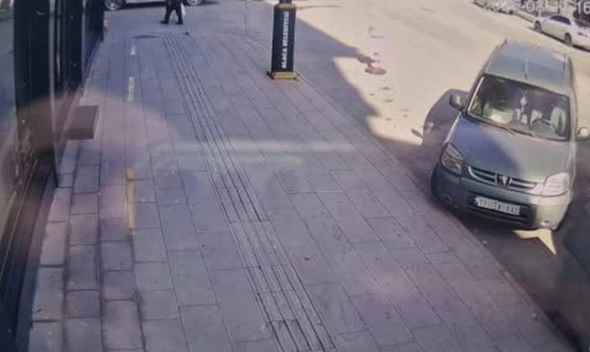 Alkollü sürücünün kontrolden çıkışı: Alaca'da park halindeki iki araca çarpma anı kamerada