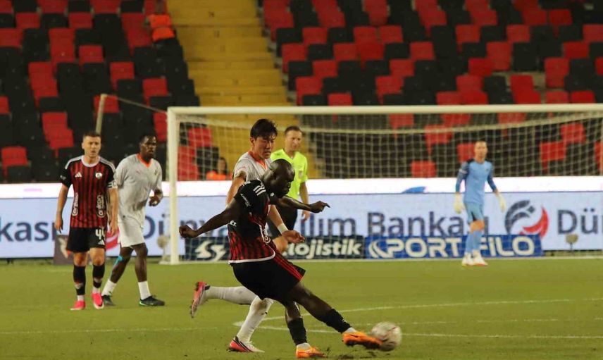 Alanyaspor, Gaziantep FK karşısında ilk yarıyı 1-0 önde tamamladı