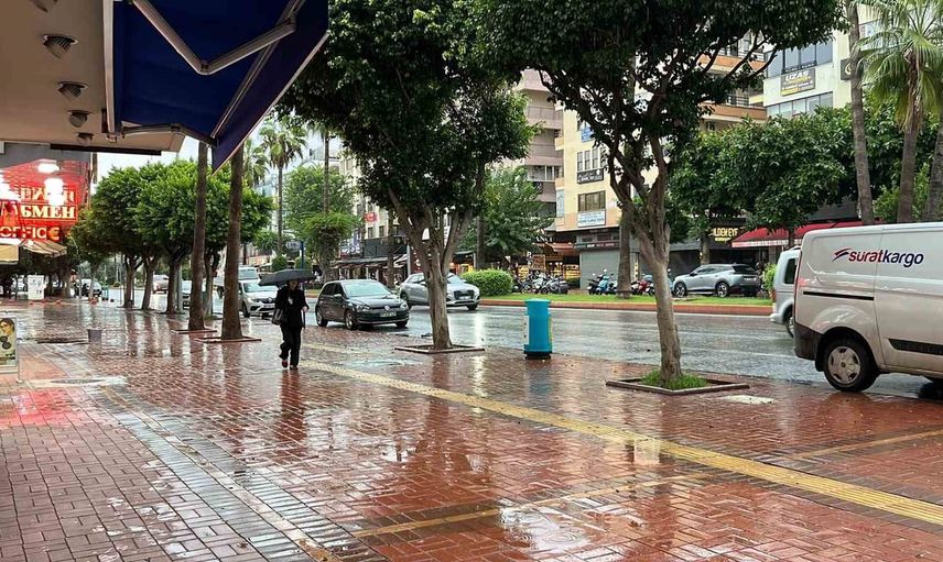Alanya'da sabah sağanağı hazırlıksızları zorladı