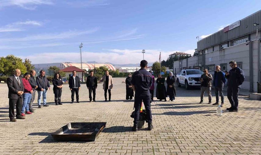 Vezirköprü'de gençlik çalışanlarına yönelik uygulamalı yangın müdahale eğitimi