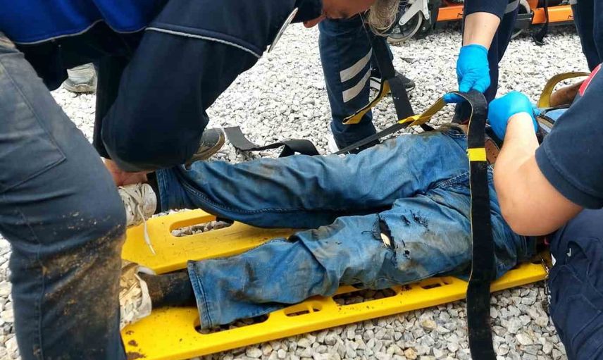 Denizli'de çeşmeden su almak için indi, park halindeki araç altında kaldı