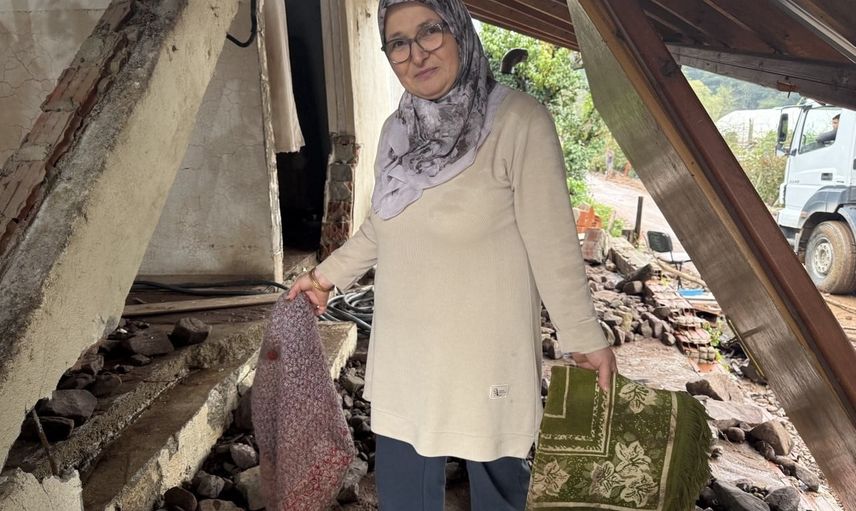 Karasu'da sel evleri yıktı, eşyalar molozların altında kaldı