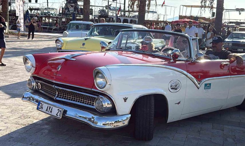 Turgutreis'te 42 klasik otomobille geçmişe yolculuk