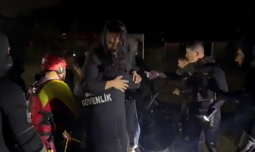 Ekipler Sahil Güvenlik öncülüğünde Sarıyer'de mahsur kalan Demet Özdemir'i tahliye etti