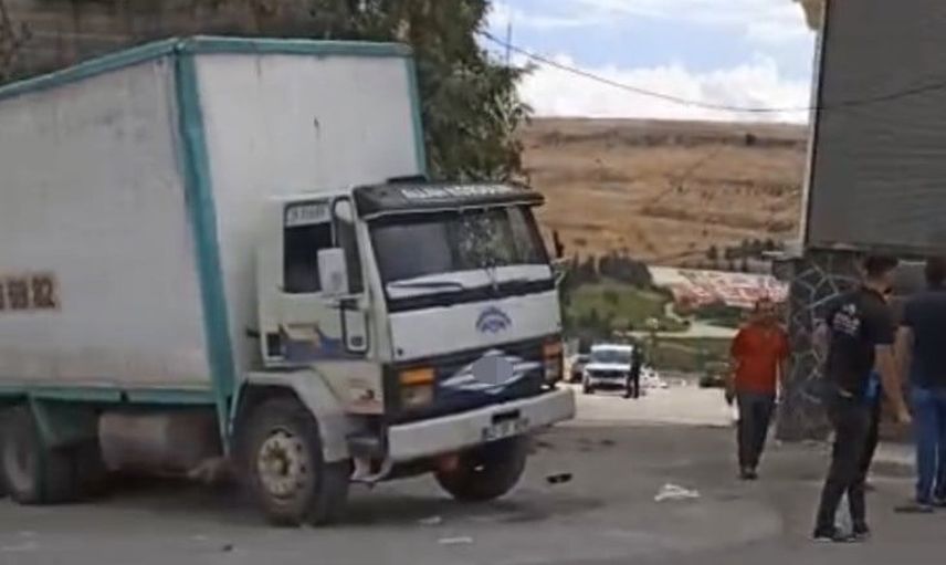 Gaziantep'te freni boşalan kamyon geri kaydı ve yol kenarındaki eve çarptı