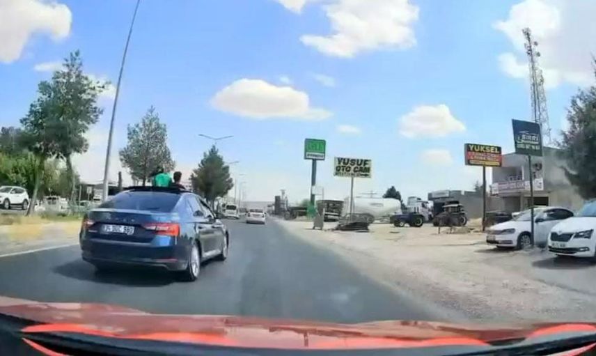 Güvenlik sınırlarını zorlayan yolculuk: çocuklar sunrooftan çıktı