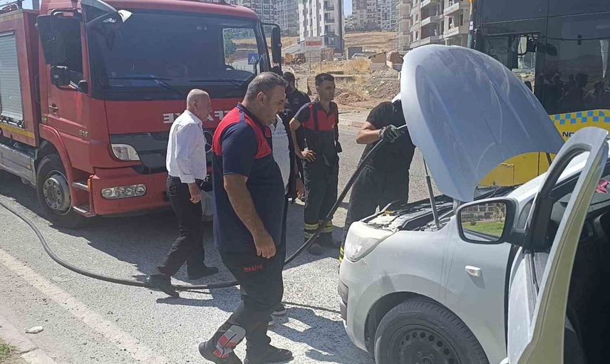 Siirt'te Ford kavşağı mevkiinde hafif ticari aracın motoru yandı