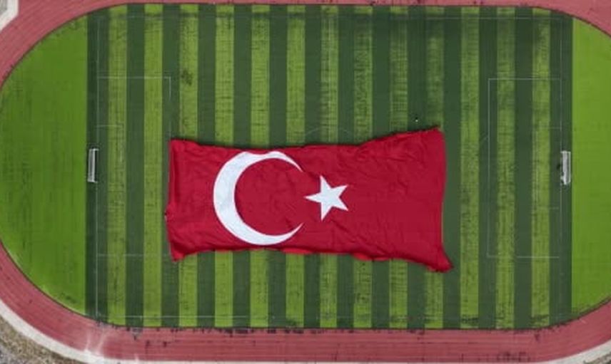 Göklerde taşınan destan: özel kuvvetlerin 3 bin 37,5 metrekarelik Türk bayrak gösterisi
