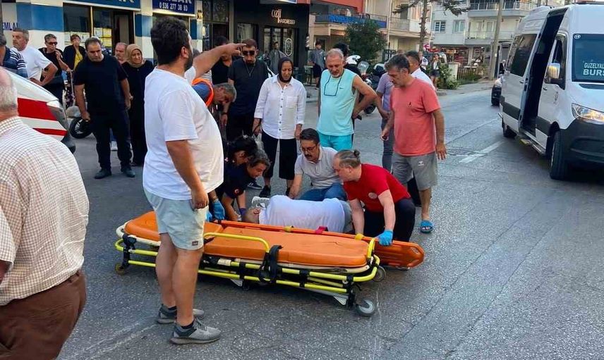 Akşam trafiğinde çarpışma: Mudanya’da motosiklet yayaya çarptı, iki kişi yaralandı