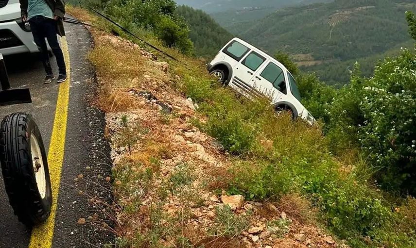 Uçurumun kenarında durdu: yağışta yoldan çıkan hafif ticari araç son anda kurtuldu