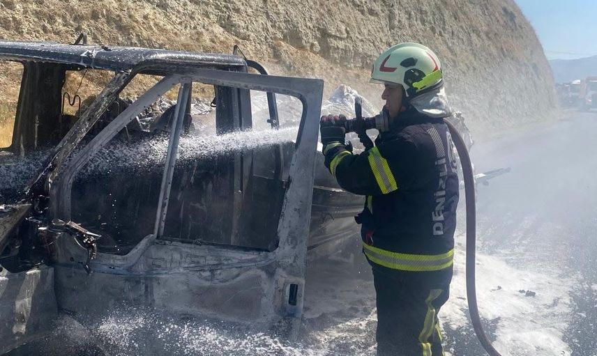 Sürücü aracını çekip kurtuldu: Sarayköy'de seyir halindeki kamyonet alev aldı